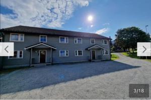 Una casa con un gran camino de entrada al frente. en Rom i bofelleskap, en Sogndal
