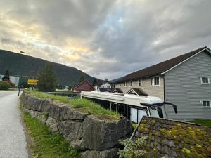 un barco está estacionado junto a una pared de piedra en Rom i bofelleskap, en Sogndal
