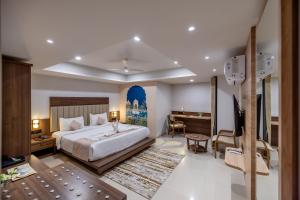 Postel nebo postele na pokoji v ubytování Hotel Classique, Rajkot