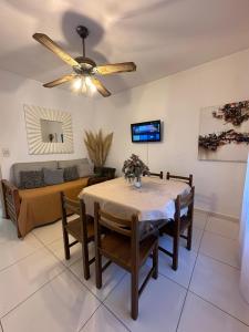 コルドバにあるCASA Q Cba Zona Norte Kempes Aeropuerto Shopping cochera asador patio full equipada confortableのテーブルとソファのあるダイニングルーム