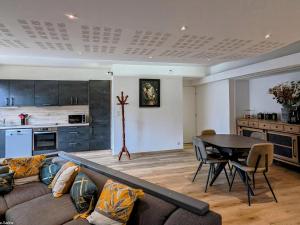 a living room with a couch and a table at Bel appartement rénové avec WiFi et parking sécurisé à Vesoul - FR-1-583-473 in Vesoul