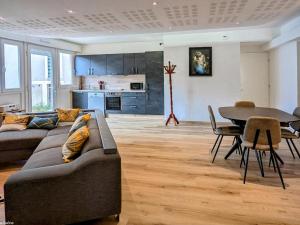 a living room with a couch and a table at Bel appartement rénové avec WiFi et parking sécurisé à Vesoul - FR-1-583-473 in Vesoul