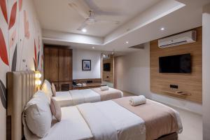 Postel nebo postele na pokoji v ubytování Hotel Classique, Rajkot