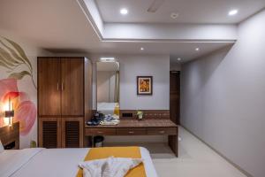 Postel nebo postele na pokoji v ubytování Hotel Classique, Rajkot