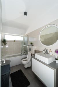 Ένα μπάνιο στο Villa ARIA with a private heated pool