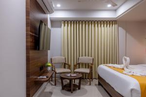 Postel nebo postele na pokoji v ubytování Hotel Classique, Rajkot