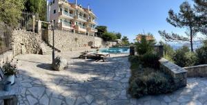 A piscina localizada em Merlot Village Rental Apartments ou nos arredores