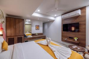 Postel nebo postele na pokoji v ubytování Hotel Classique, Rajkot