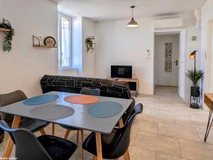 un salon avec une table et des chaises dans l'établissement La ville à la campagne - Appartement rénové à Héricourt - FR-1-583-490, à Héricourt