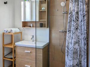 une salle de bain avec douche et lavabo dans l'établissement La ville à la campagne - Appartement rénové à Héricourt - FR-1-583-490, à Héricourt 5 autres photos