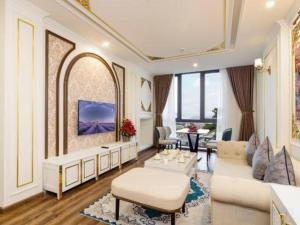 ein Wohnzimmer mit Sofa und Tisch in der Unterkunft Da Lat Prince in Khu Chi Lăng