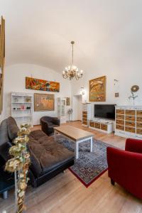 una sala de estar con un sofá y una mesa en Central Hlavna Luxe 3 rooms 150m2 with PARKING for fee, en Košice