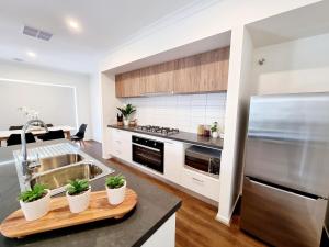 Η κουζίνα ή μικρή κουζίνα στο Minta Estate 4bedrooms Berwick home no sharing