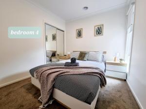 Ένα ή περισσότερα κρεβάτια σε δωμάτιο στο Minta Estate 4bedrooms Berwick home no sharing