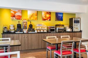 Příslušenství pro přípravu čaje a kávy v ubytování Comfort Inn Sherbrooke