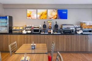Příslušenství pro přípravu čaje a kávy v ubytování Comfort Inn Sherbrooke