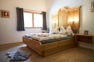 Ένα ή περισσότερα κρεβάτια σε δωμάτιο στο B&B Margit's Ranch Urlaub am Pferdehof