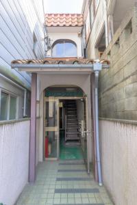 una entrada a un edificio con una escalera que conduce a él en 新宿駅4分2駅から徒歩10分 最大3名 高速WiFi 1階のまるまる貸切部屋, en Tokio