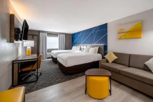 Postel nebo postele na pokoji v ubytování Comfort Suites Longview North