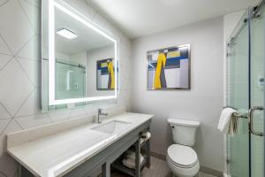 Koupelna v ubytování Comfort Suites Longview North