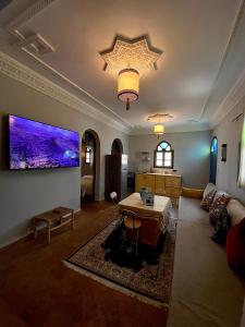 TV a/nebo společenská místnost v ubytování RIAD LES DEUX MONDES