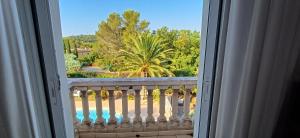 サン・ラファエルにあるVilla- Saint-Raphaëlのバルコニーからヤシの木の景色を望めます。