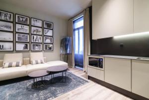 a living room with a couch and a table at The Valentia Cabillers in Valencia