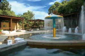 台北的住宿－北投春天酒店，游泳池中央的喷泉