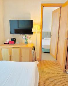TV in/ali zabaviščno središče v nastanitvi Ramada Hong Kong Grand View