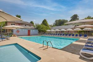 Der Swimmingpool an oder in der Nähe von Résidence Odalys Le Hameau du Lac