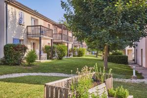Ein Garten an der Unterkunft Résidence Odalys Le Hameau du Lac