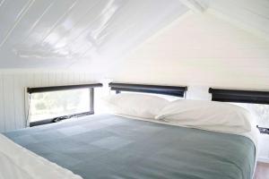 Postel nebo postele na pokoji v ubytování Hill Creek Tiny House 1 by Tiny Away + 25 fotografií