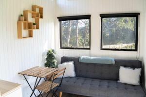 Posezení v ubytování Hill Creek Tiny House 1 by Tiny Away