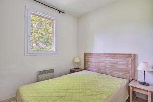 Ein Bett oder Betten in einem Zimmer der Unterkunft Résidence Odalys Le Hameau du Lac