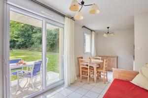 Ein Sitzbereich in der Unterkunft Résidence Odalys Le Hameau du Lac