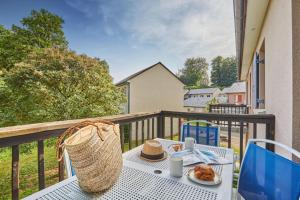 Ein Balkon oder eine Terrasse in der Unterkunft Résidence Odalys Le Hameau du Lac