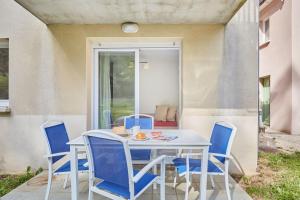 Ein Patio oder anderer Außenbereich in der Unterkunft Résidence Odalys Le Hameau du Lac