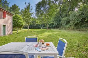 Ein Garten an der Unterkunft Résidence Odalys Le Hameau du Lac