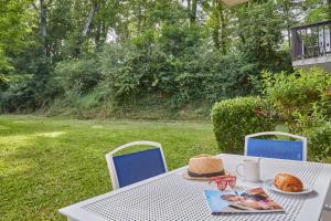 Ein Garten an der Unterkunft Résidence Odalys Le Hameau du Lac