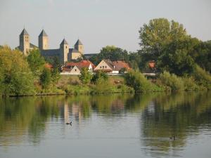 Výhled na řeku, která protéká v blízkosti hotelu