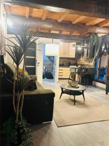 een woonkamer met een bank en een tafel bij Veba Ferrara Antica in Ferrara