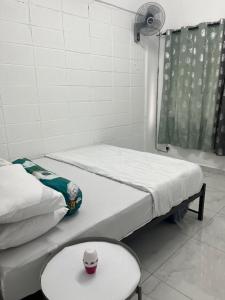 Ένα ή περισσότερα κρεβάτια σε δωμάτιο στο RMS HOMESTAY 2 Cempaka +2 φωτογραφίες