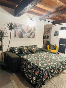 een slaapkamer met een bed met een bloemenbed bij Veba Ferrara Antica in Ferrara