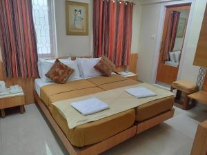 Postel nebo postele na pokoji v ubytování Empire Hotel