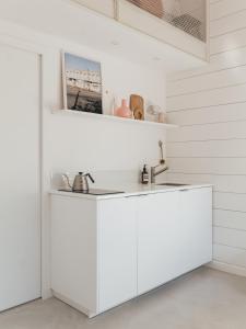 A kitchen or kitchenette at Tiny House d'exception au bord de mer