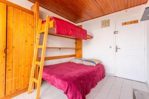 une chambre avec deux lits superposés et une échelle dans l'établissement Porte Rouge 5, au Pradet