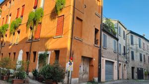 een oranje gebouw met planten aan de zijkant bij Veba Ferrara Antica in Ferrara +13 foto's