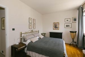 Un dormitorio con una cama y una cómoda. en The Peak - Mountain View Aosta - With Private Parking!, en Aosta