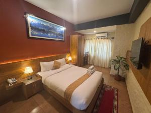 Rúm í herbergi á Annapurna Boutique Hotel