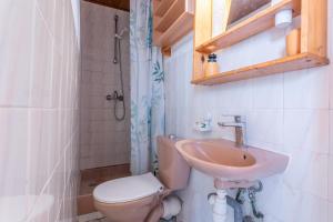 une salle de bains avec toilettes et lavabo dans l'établissement Porte Rouge 5, au Pradet